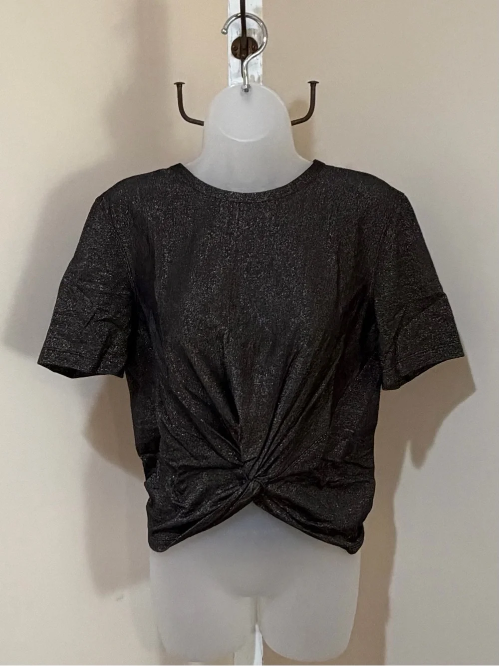 NWOT LULULEMON CRESCENT TEE TWIST FRONT WAIST LENGTH BLACK SHIMMER SPARK SIZE 4